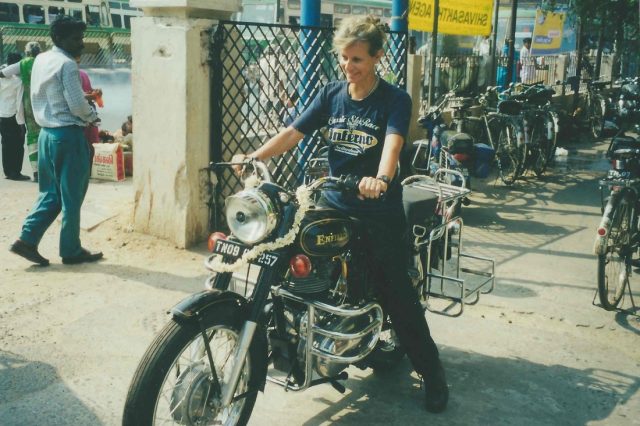 Samotna kobieta po pięćdziesiątce w podr&oacute;ży dookoła świata Royalem Enfieldem