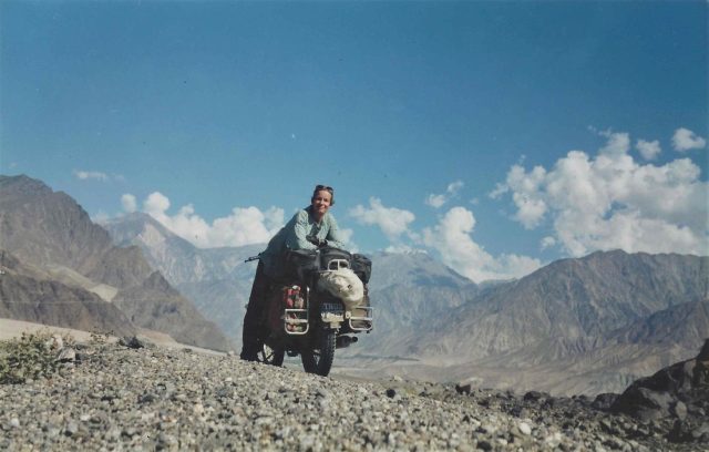 Samotna kobieta po pięćdziesiątce w podr&oacute;ży dookoła świata Royalem Enfieldem