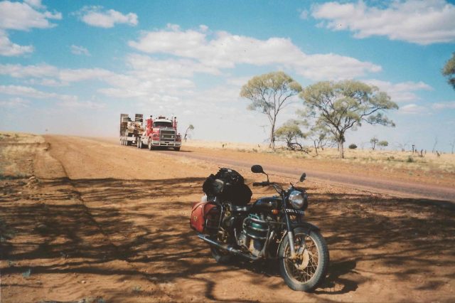 Samotna kobieta po pięćdziesiątce w podr&oacute;ży dookoła świata Royalem Enfieldem