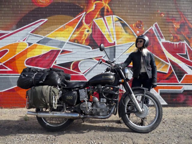 Samotna kobieta po pięćdziesiątce w podr&oacute;ży dookoła świata Royalem Enfieldem