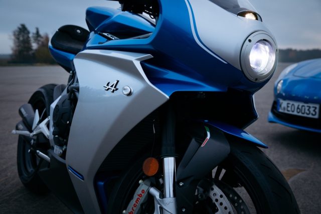 MV Agusta przedstawia limitowaną Superveloce, inspirowaną francuskim superautem Alpine A110