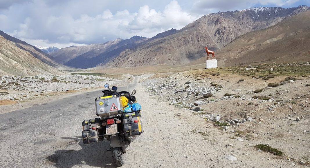 jarcco motocyklem snieg góry wyjazd motocyklowy kufry bmw gs  pamir highway