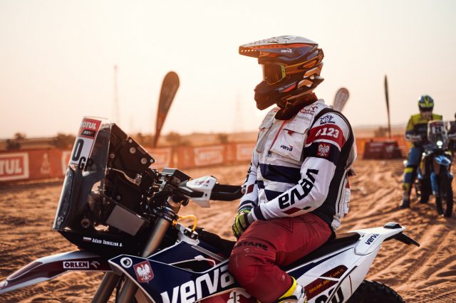 Adam Tomiczek w Rajdzie Dakar 2021 &ndash; wyjątkowy pech na V etapie [wyniki motocyklist&oacute;w]