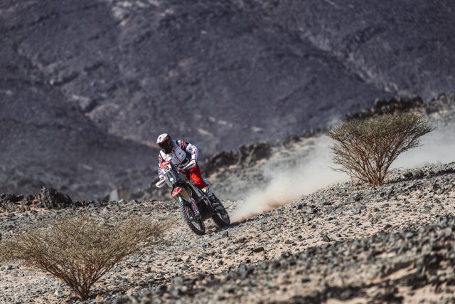 Adam Tomiczek w Rajdzie Dakar 2021 &ndash; IV etap ze skandalem paliwowym w tle [wyniki motocyklist&oacute;w]