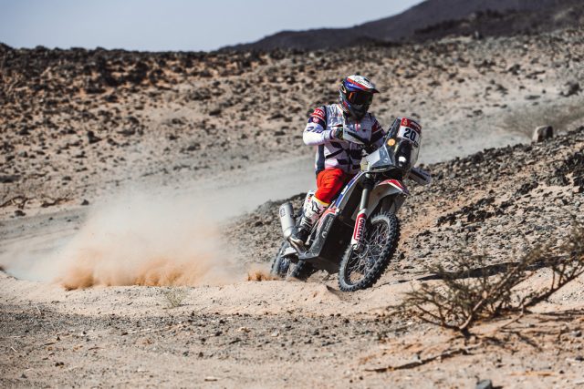 Adam Tomiczek w Rajdzie Dakar 2021 &ndash; IV etap ze skandalem paliwowym w tle [wyniki motocyklist&oacute;w]