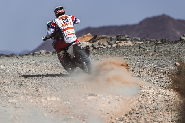 Adam Tomiczek w Rajdzie Dakar 2021 &ndash; IV etap ze skandalem paliwowym w tle [wyniki motocyklist&oacute;w]