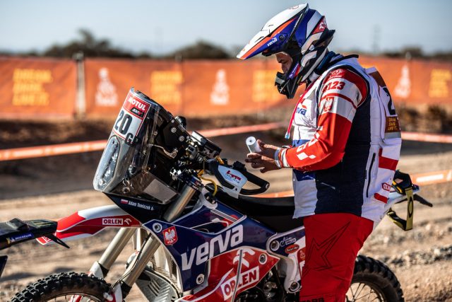 Adam Tomiczek na Rajdzie Dakar 2021 – jechać skrupulatnie przed siebie! [wyniki motocyklist&oacute;w]