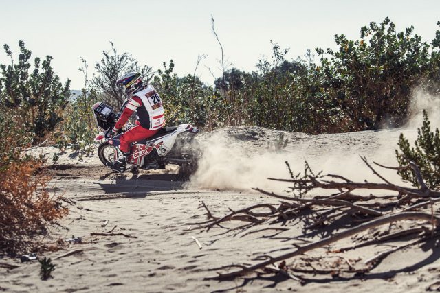 Adam Tomiczek na Rajdzie Dakar 2021 – jechać skrupulatnie przed siebie! [wyniki motocyklist&oacute;w]