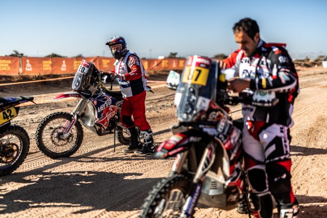 Adam Tomiczek na Rajdzie Dakar 2021 – jechać skrupulatnie przed siebie! [wyniki motocyklist&oacute;w]