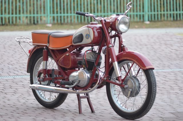 Kultowa SHL M06T w realiach turystyki motocyklowej epoki PRL [dane techniczne, opis, ceny]