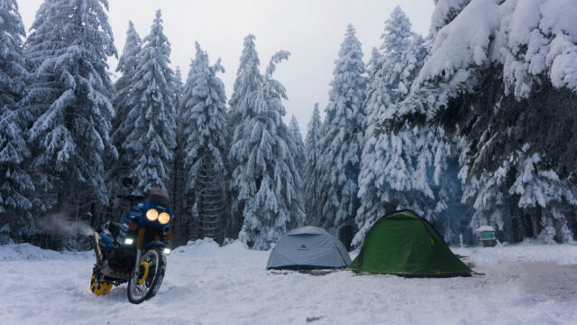Motocyklem zimą pod namiot? Mroźne testy sprzętu biwakowego!