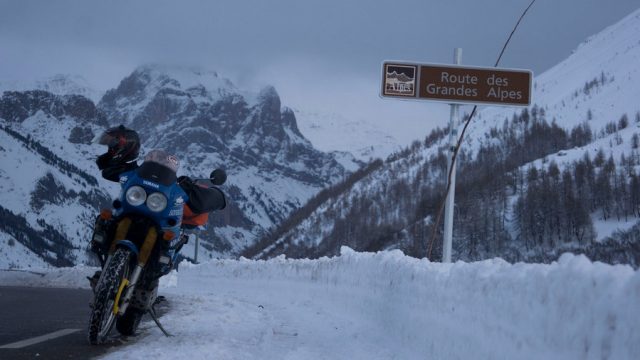 Motocyklem pod namiot, czyli grudniowy nocleg w Alpach na Przełęczy Vars 2108 m m.p.m.