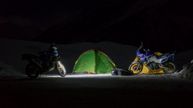 Motocyklem pod namiot, czyli grudniowy nocleg w Alpach na Przełęczy Vars 2108 m m.p.m.