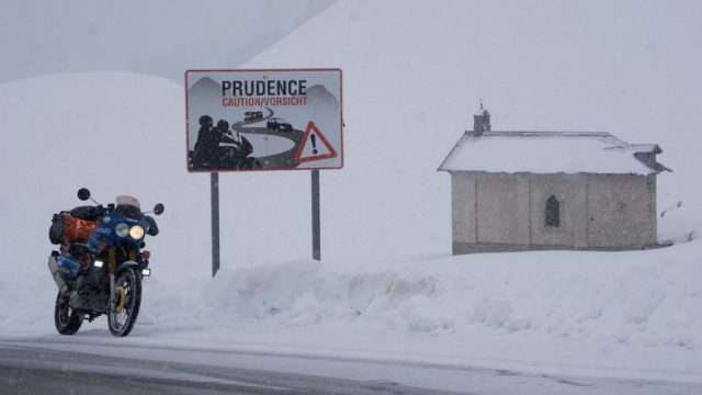 Motocyklem pod namiot, czyli grudniowy nocleg w Alpach na Przełęczy Vars 2108 m m.p.m.