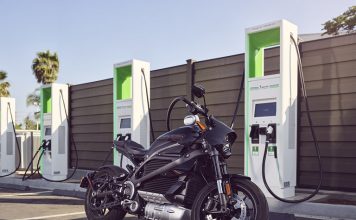 adowanie elektrycznego motocykla