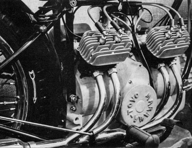 Niezwykły włoski motocykl z dwusuwowym silnikiem V8