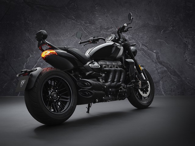 Nowy Triumph Rocket 3 R Black i GT Triple Black – limitowane wersje na 2021 rok
