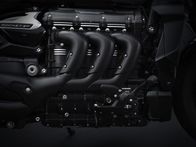 Nowy Triumph Rocket 3 R Black i GT Triple Black – limitowane wersje na 2021 rok