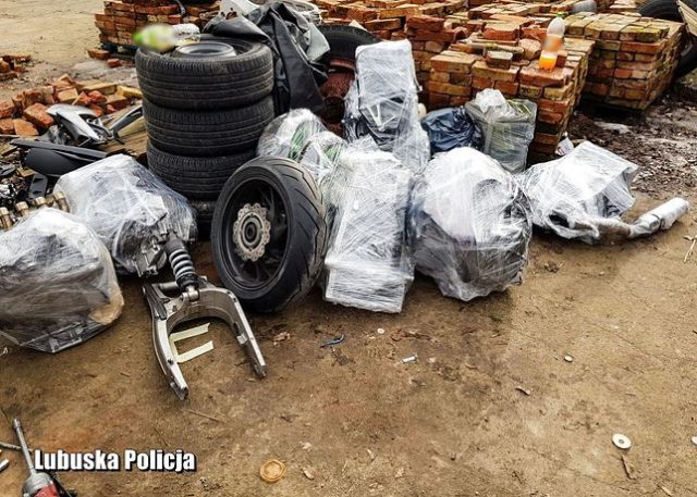 Policjanci odkryli motocyklową dziuplę – części do jednoślad&oacute;w za 180 000 złotych i 4 aresztowanych