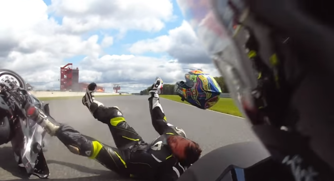 wypadek na motocyklu kask spadł z głowy tor