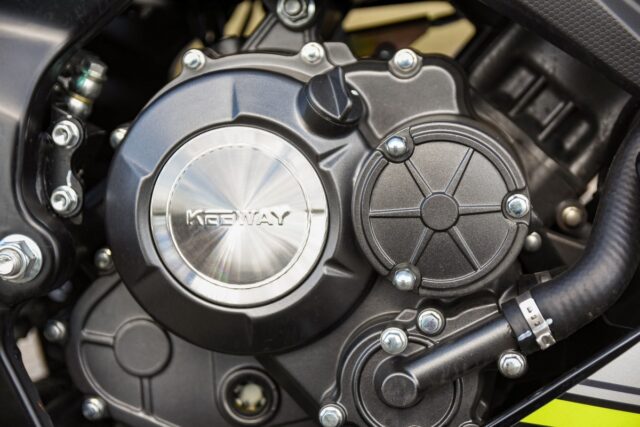 Keeway RKF 125i 2021. Szybki, solidny, tani, chiński motocykl do miasta i&#8230; turystyki [test, cena, dane techniczne]