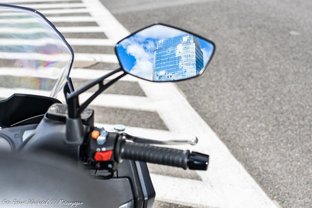 Uniwersalna miejsko-podmiejska broń. Test nowego skutera Kymco Downtown 350i 2020/2021 [dane techniczne, opinia]