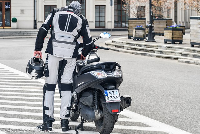 Uniwersalna miejsko-podmiejska broń. Test nowego skutera Kymco Downtown 350i 2020/2021 [dane techniczne, opinia]