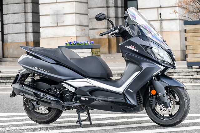 Uniwersalna miejsko-podmiejska broń. Test nowego skutera Kymco Downtown 350i 2020/2021 [dane techniczne, opinia]