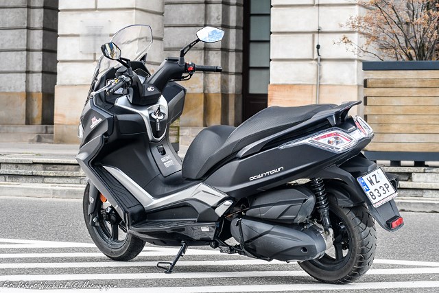 Uniwersalna miejsko-podmiejska broń. Test nowego skutera Kymco Downtown 350i 2020/2021 [dane techniczne, opinia]