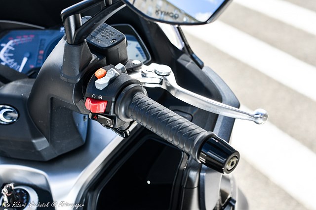 Uniwersalna miejsko-podmiejska broń. Test nowego skutera Kymco Downtown 350i 2020/2021 [dane techniczne, opinia]