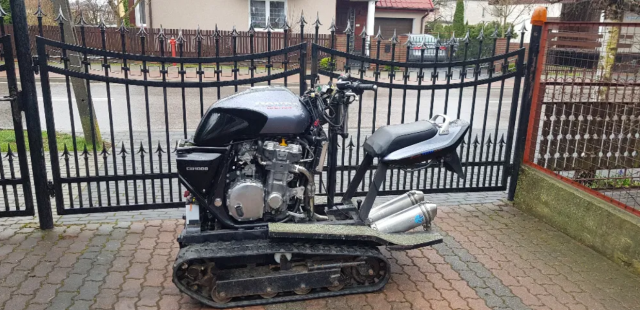 Honda CB1000 w nietuzinkowej konfiguracji z gąsienicami