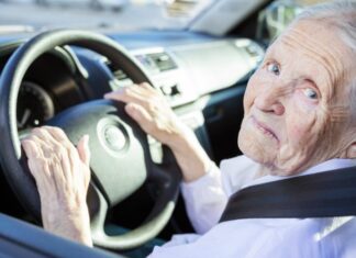 kierowcy starsi dziadek babcia za kierownicą w samochodzie