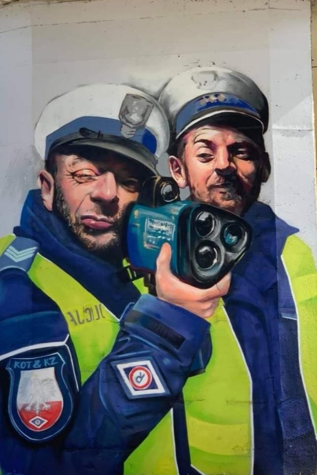Mural w Szczecinie przedstawiający policjant&oacute;w z radarem