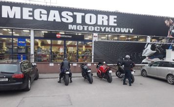 sklep motocyklowy na zewnątrz