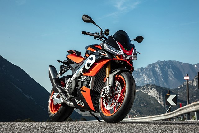Aprilia Tuono V4 i V4 Factory na 2021 rok – jakie zmiany i czy hipernaked stał się motocyklem turystycznym?