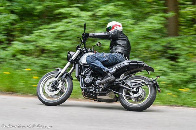 Sk&oacute;rzana kurtka SECA Aviator II – klasyczny motocykl zdobi, na skuterze nie straszy [Test po sezonie użytkowania]