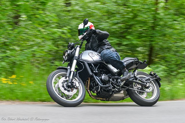 Sk&oacute;rzana kurtka SECA Aviator II – klasyczny motocykl zdobi, na skuterze nie straszy [Test po sezonie użytkowania]