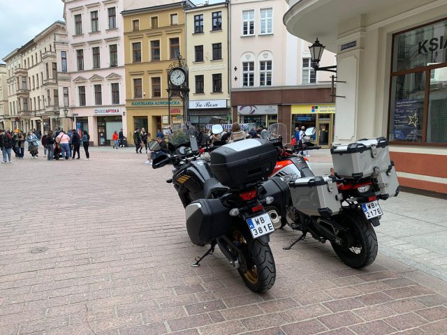 Travel Pack w motocyklach Suzuki – co obejmuje i czym r&oacute;żni się w modelu 1050 i 650?