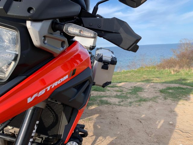 Travel Pack w motocyklach Suzuki – co obejmuje i czym r&oacute;żni się w modelu 1050 i 650?