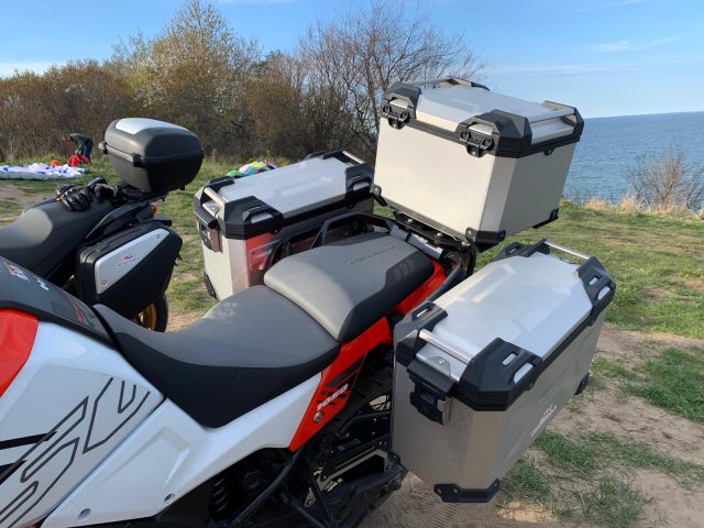Travel Pack w motocyklach Suzuki – co obejmuje i czym r&oacute;żni się w modelu 1050 i 650?