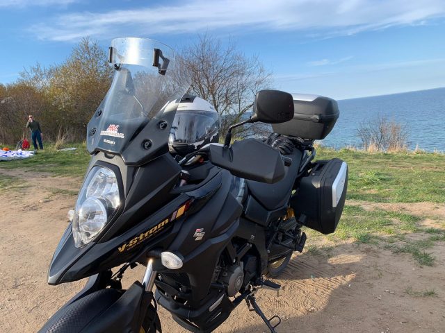 Travel Pack w motocyklach Suzuki – co obejmuje i czym r&oacute;żni się w modelu 1050 i 650?