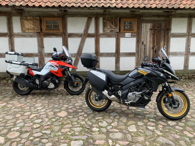 Walka Goliata z Dawidem? Suzuki V-Strom 1050/XT Travel Pack vs Suzuki V-Strom 650/XT Travel Pack [por&oacute;wnanie modeli, test, opinia]