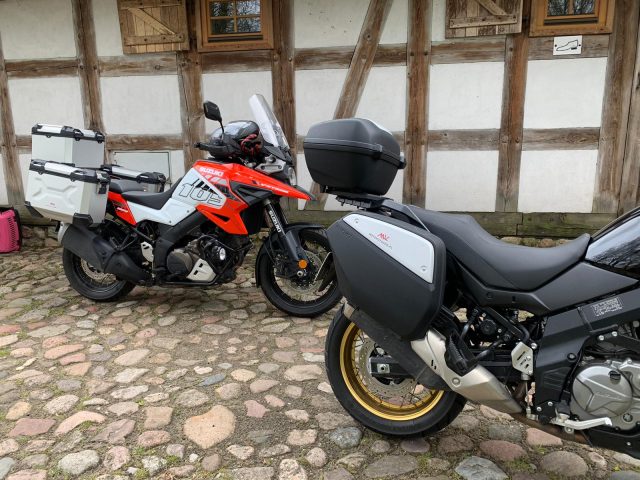 Travel Pack w motocyklach Suzuki – co obejmuje i czym r&oacute;żni się w modelu 1050 i 650?