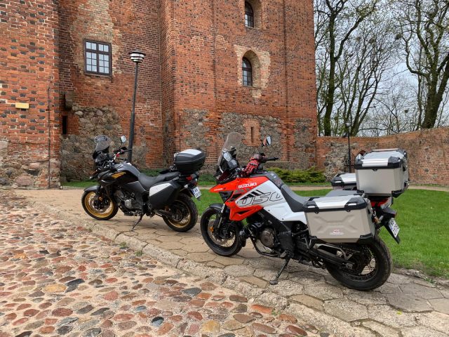 Travel Pack w motocyklach Suzuki – co obejmuje i czym r&oacute;żni się w modelu 1050 i 650?