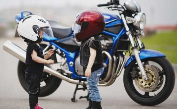 Czy przewożenie dziecka na motocyklu jest legalne Przepisy kodeksu drogowego