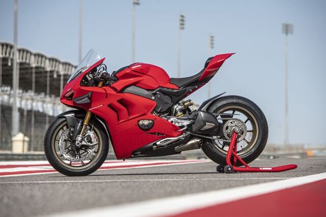 Zestaw torowych dodatków do Ducati Panigale V4S &#8211; na takim motocyklu trenują zawodnicy MotoGP i WSBK