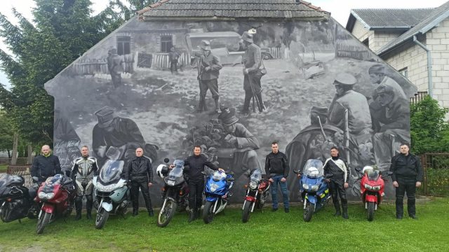 Motocykliści w hołdzie poległym weteranom