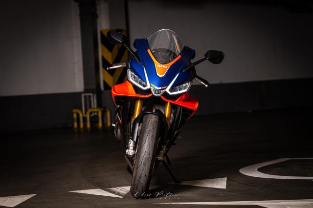 Aprilia RSV4 1100 Factory 2021 – torowa broń z tablicą rejestracyjną [TEST, VIDEO, DANE TECHNICZNE, ZDJĘCIA]