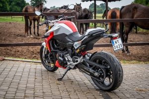 BMW F  R  dane techniczne test opis