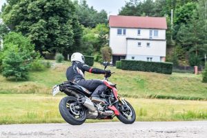 BMW F  R  dane techniczne test opis